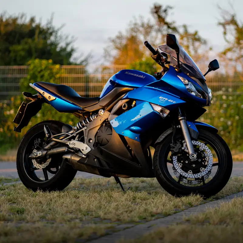 Blaue Kawasaki ER-6f der Fahrschule vor Herbstbäumen