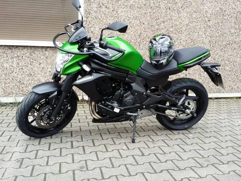 Grüne Kawasaki ER-6n der Fahrschule vor einer Hauswand