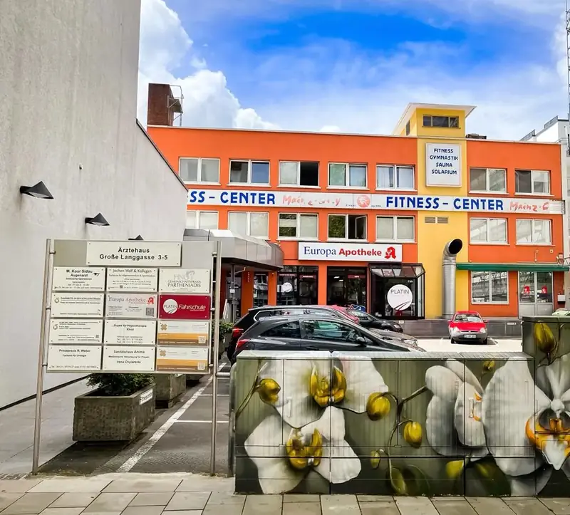 Gebäude Große Langgasse 3 bis 5 mit Hinweisschild der Fahrschule am Eingang