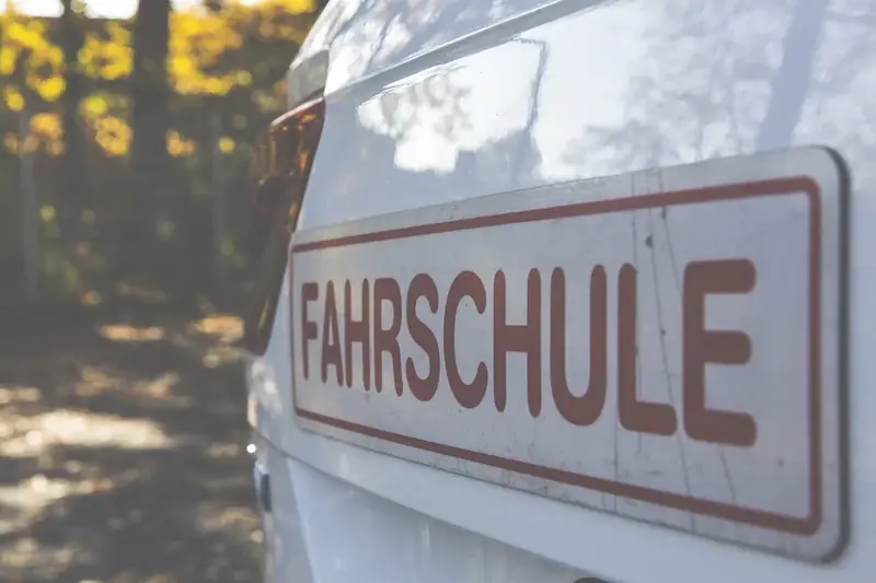 Dachschild mit der Aufschrift Fahrschule auf einem Schulwagen