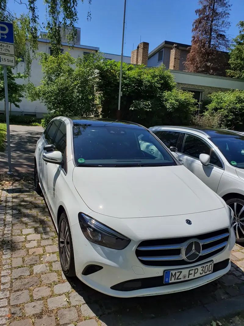 Weiße Mercedes B-Klasse mit dem Kennzeichen MZ FP 300