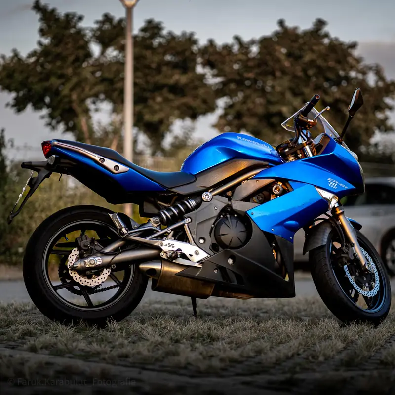 Blaue Kawasaki ER-6f der Fahrschule im Abendlicht