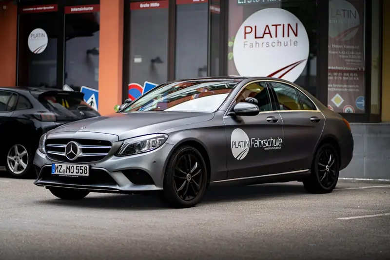 Mercedes C-Klasse der Fahrschule Platin vor dem Ladenlokal in der Großen Langgasse